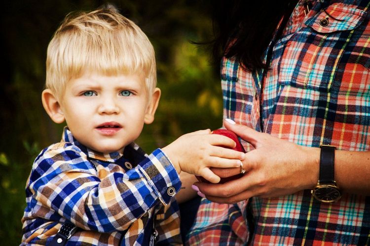 Junge in einem karierten Hemd