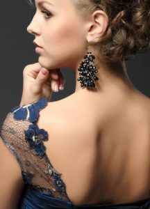 Modische Ohrringe für das Neujahrsbild 2020