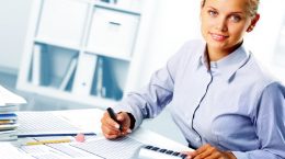 Buchhalterin am Tisch