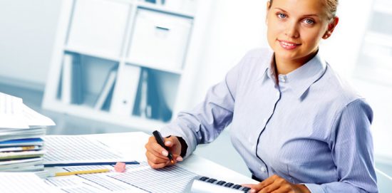 Buchhalterin am Tisch