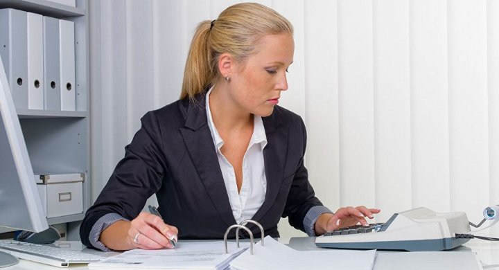 Buchhalterin am Tisch