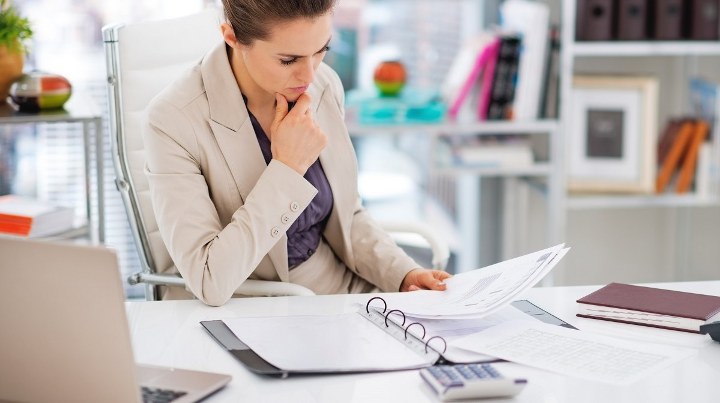 Buchhalterin am Tisch