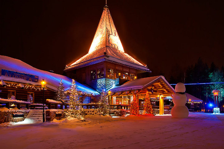 Weihnachtsdekoration des Territoriums vor dem Haus