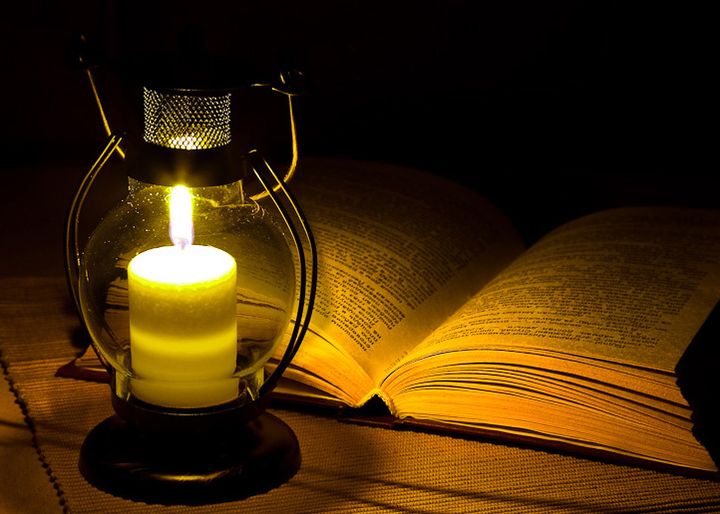 Wahrsagerei auf einem Buch