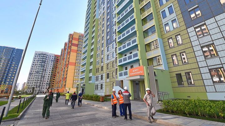 Bau eines neuen Hauses in Moskau