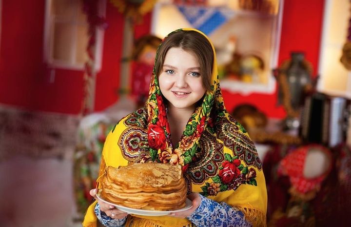 Mädchen mit einem Teller mit Pfannkuchen