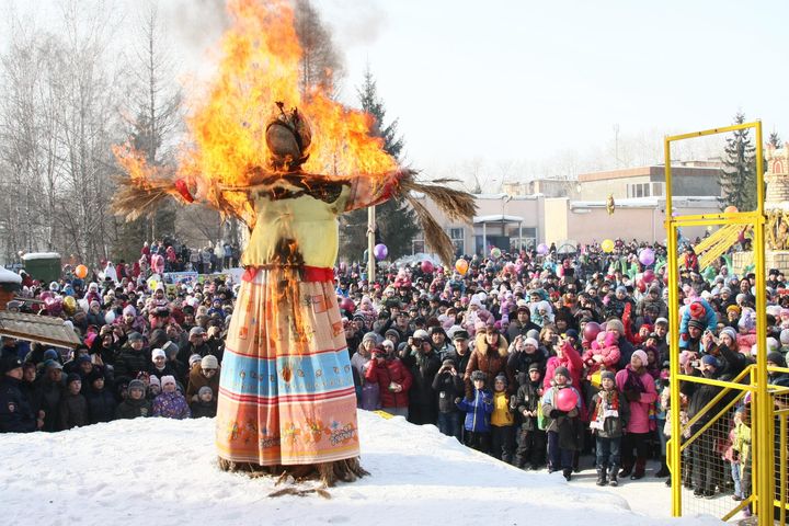Brennender ausgestopfter Karneval