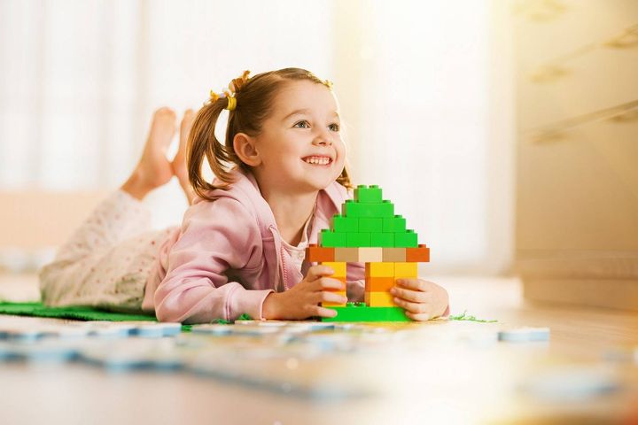 Mädchen und ein Haus vom Designer