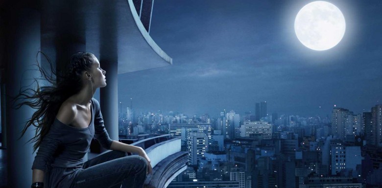 Mädchen schaut auf den Mond