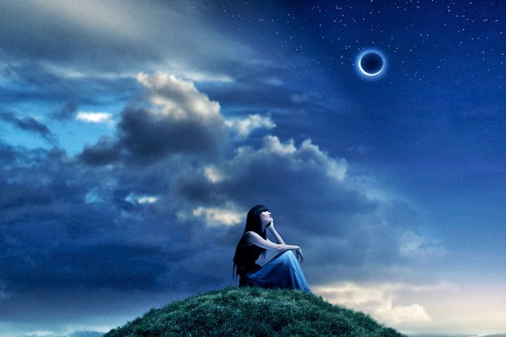 Mädchen schaut auf den Mond