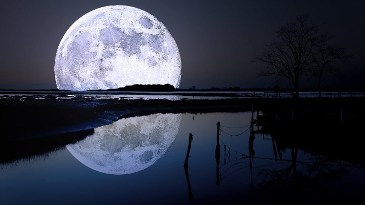 Vollmond über Wasser