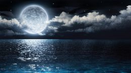 Vollmond über Wasser