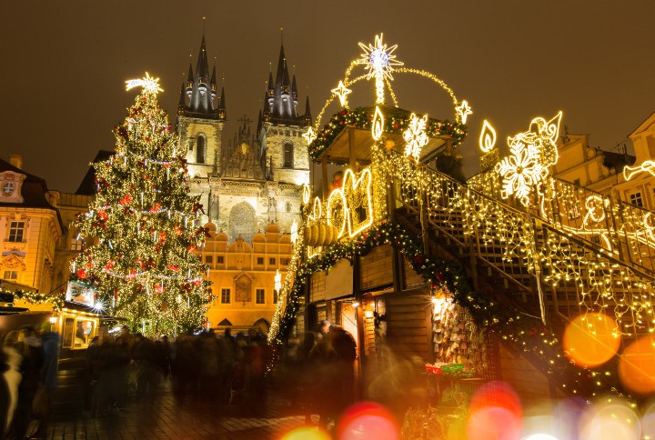 Weihnachtsstraßendekoration in Prag