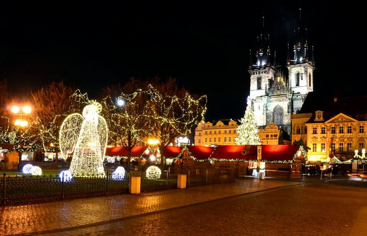 Weihnachtsstraßendekoration in Prag