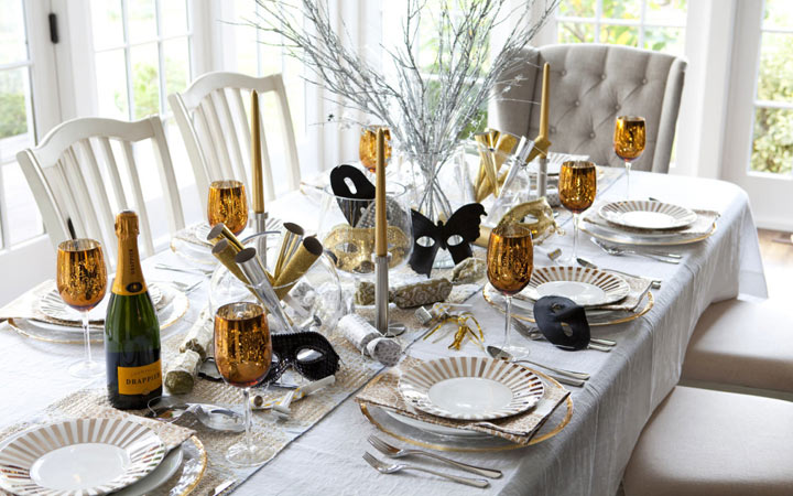 Weiße Tischdecken- und Silberserviettenmode 2020