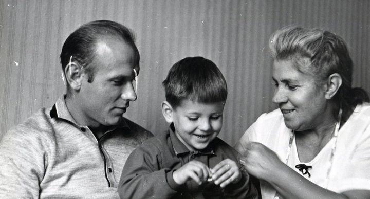 Schützefußballspieler mit seinem Sohn