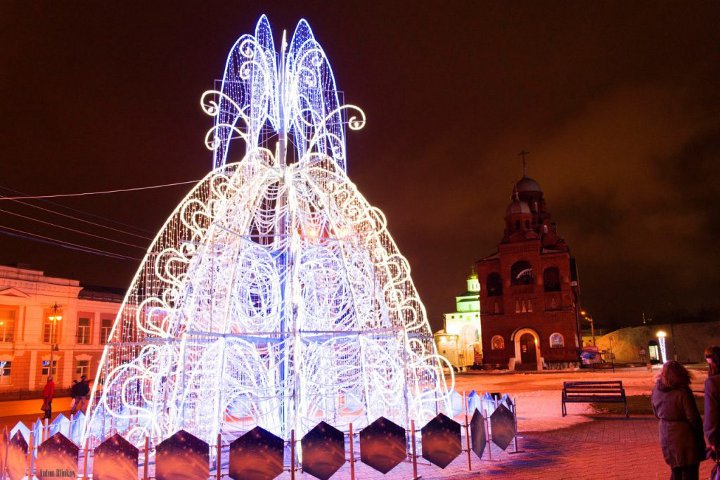 Weihnachtsdekoration auf der Straße von Suzdal