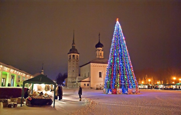 baum auf dem hauptplatz von suzdal