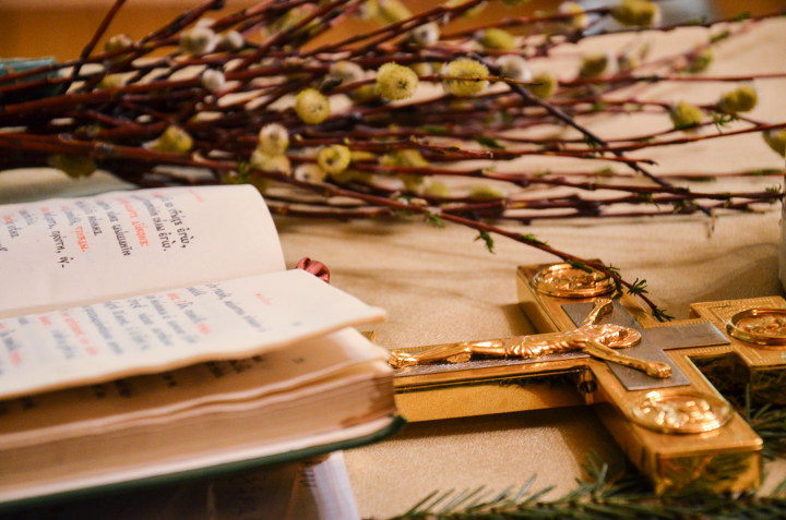 Bibel und christliches Kreuz auf dem Hintergrund von Weidenzweigen