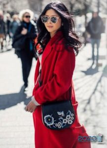 Modischer Mantel in roten Farben 2019-2020