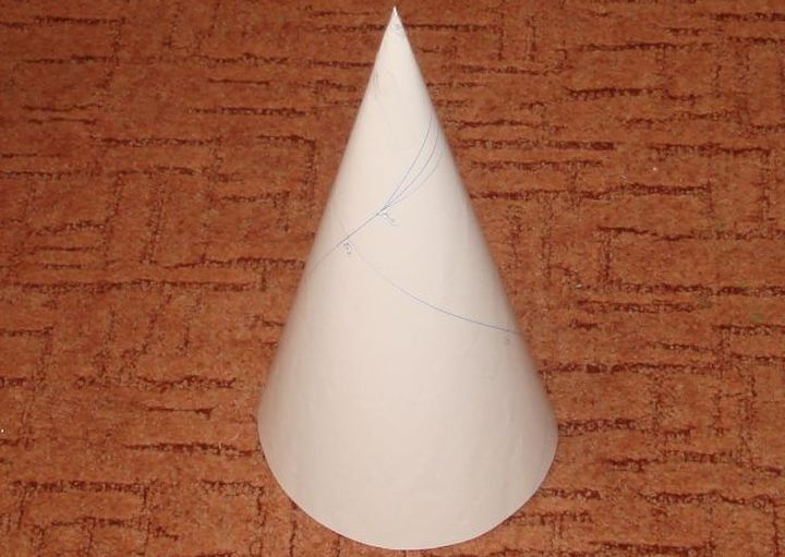 Weihnachtsbaum auf einem Kegel