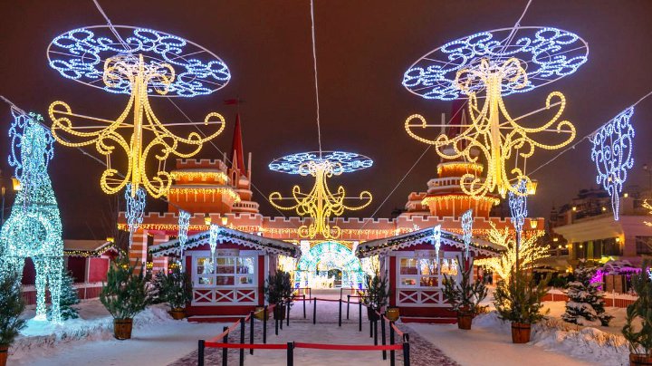 Dekorationen des neuen Jahres auf den Straßen von Kasan