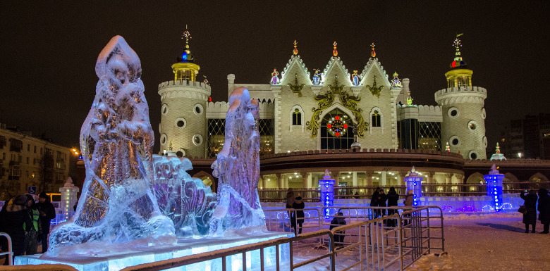 Eisskulptur des neuen Jahres auf Kazan Square
