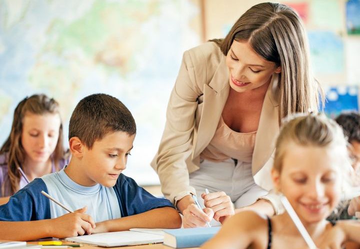 Lehrer im Klassenzimmer