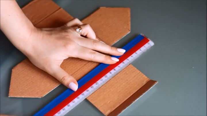 Wie man ein Kartonhaus für das neue Jahr herstellt