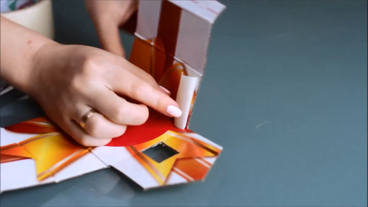 Schrittweise Herstellung eines Neujahrshauses aus Pappe