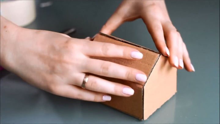 Wir sammeln ein Kartonhaus für den Weihnachtsmann