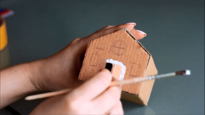 Dekor eines Kartonhauses für das neue Jahr 2020