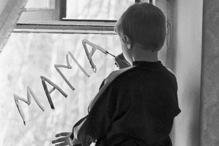 Kind in einem Waisenhaus