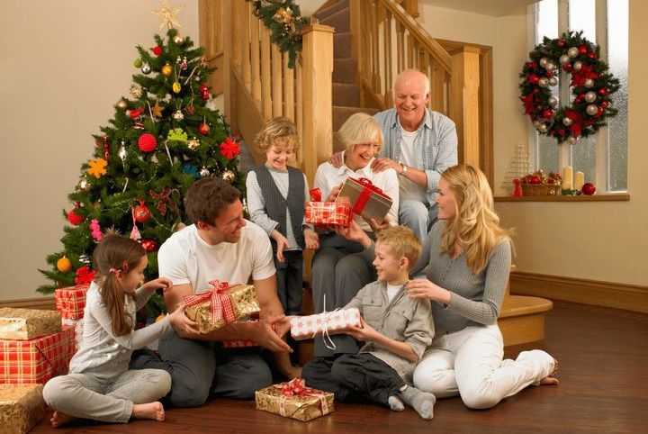 Familienmitglieder gratulieren Großmutter