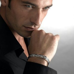 Armband als Geschenk an ihren Ehemann für das neue Jahr 2020