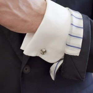 Manschettenknöpfe als Geschenk an ihren Ehemann für das neue Jahr 2020