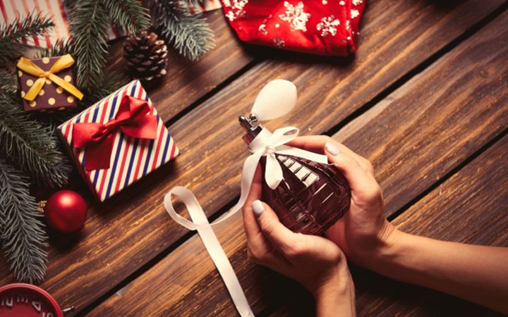 Parfüm als Geschenk an seine Frau für das neue Jahr 2020