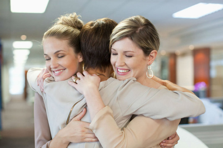 Frauen umarmen