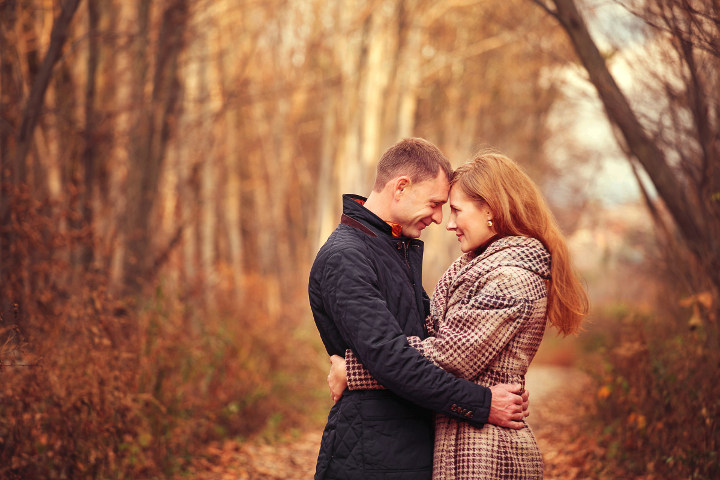 Mann mit Frau kuschelt