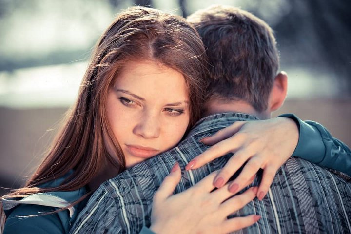 Mann mit Frau kuschelt