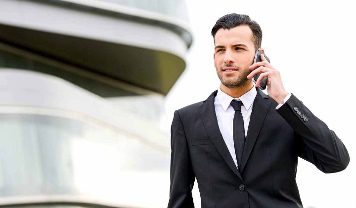 Mann im Anzug mit einem Telefon