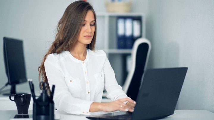 Frau im Anzug am Tisch