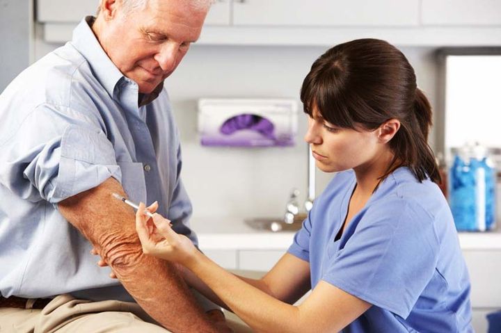 Ein Mann ist geimpft