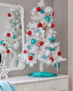 Kleiner weißer Weihnachtsbaum für 2020