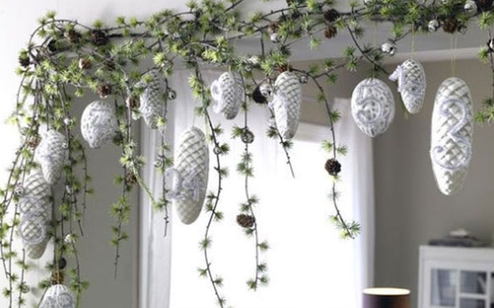 Weiße Zapfen im Dekor des Raumes für das neue Jahr 2020