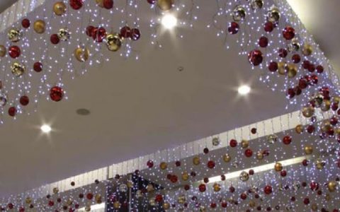 Wie dekoriere ich eine Spanndecke für das neue Jahr 2020?