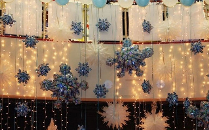 Raumdekoration für das neue Jahr 2020 mit Luftballons