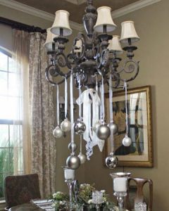 Weihnachtsleuchter in Silbertönen