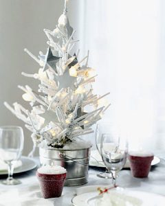 Kleiner kreativer Baum in Weiß für 2020