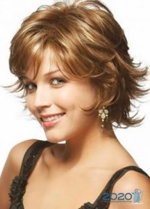 Kurze Kaskade für lockiges Haar